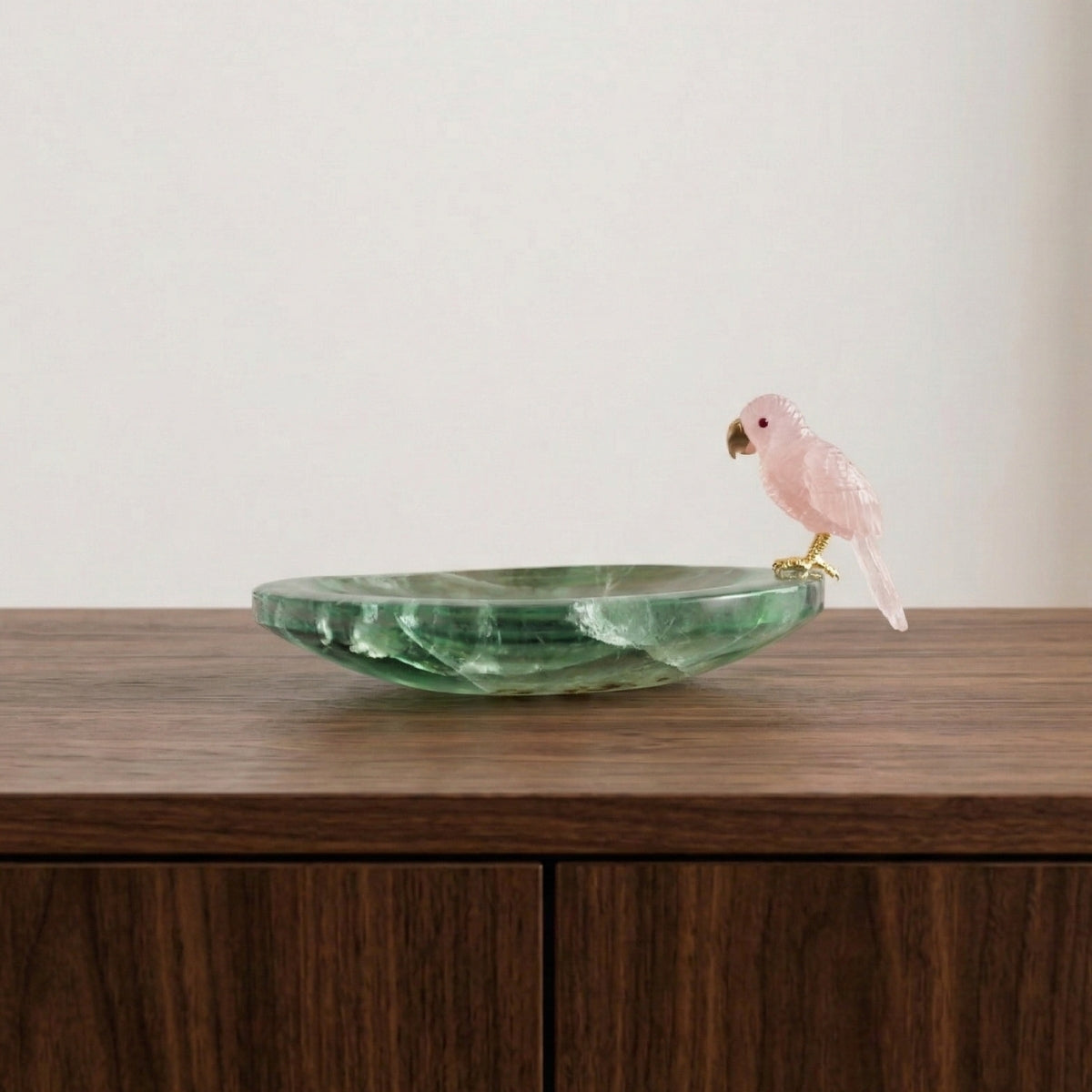 Papagaio |  Esculpido em Quartzo Rosa pousando no Bowl em Fluorita Verde