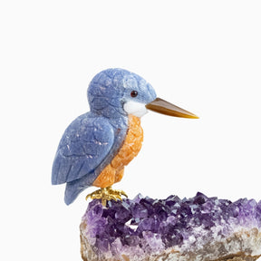 Pássaro Martim-Pescador |  Esculpido em Quartzo Azul e Calcita Orquídea Laranja na Drusa de Ametista