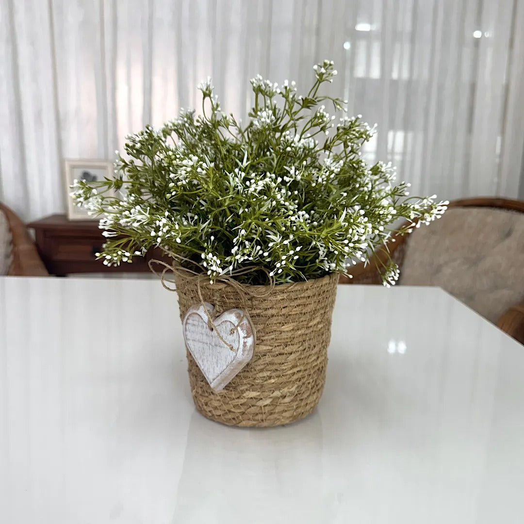 Mosquitinhos Brancos com Coração e Cesto em Vime Natural | Centro de Mesa