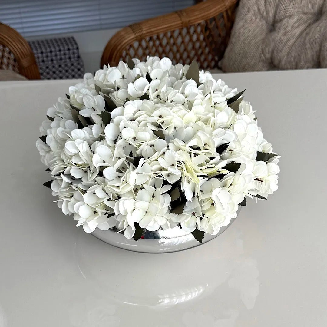 Hortênsias Brancas com cesto metalizado | Centro de mesa
